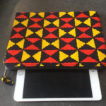 Housse tablette motifs géométriques rouges jaunes noirs