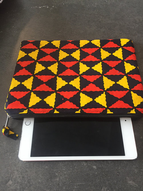 Housse tablette motifs géométriques rouges jaunes noirs